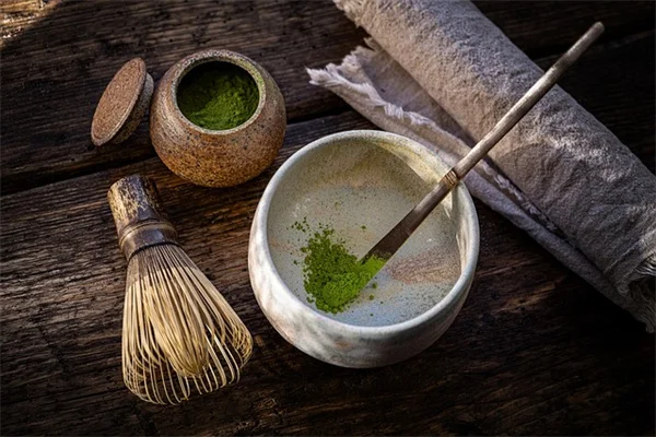 なぜこんなに癒される？多肉植物のピンセット枯れ葉取りが人気の理由